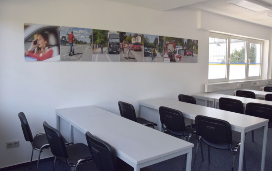 Heller Schulungsraum der Fahrschule Hörth in Ottersweier mit Tischgruppen und großen Fenstern