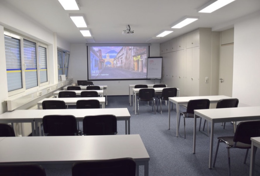 Moderner Schulungsraum der Fahrschule Hörth in Ottersweier mit Beamer und Sitzplätzen für BKF-Weiterbildungen